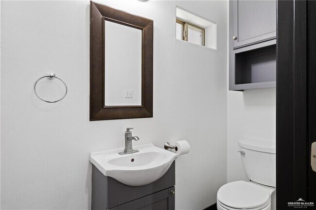 Building Photo - 18 W Daffodil Ave