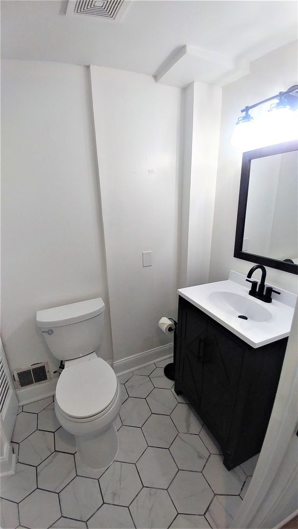 Building Photo - Quaint & Cozy 2 BR 2 BA in Fells Point/Canton Neighborhood Overlooking River