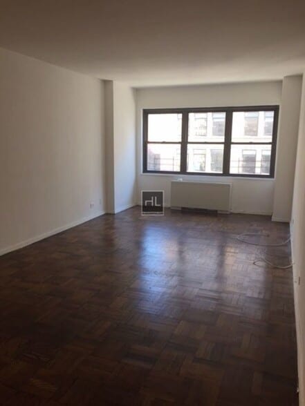 Primary Photo - 5 AVENUE