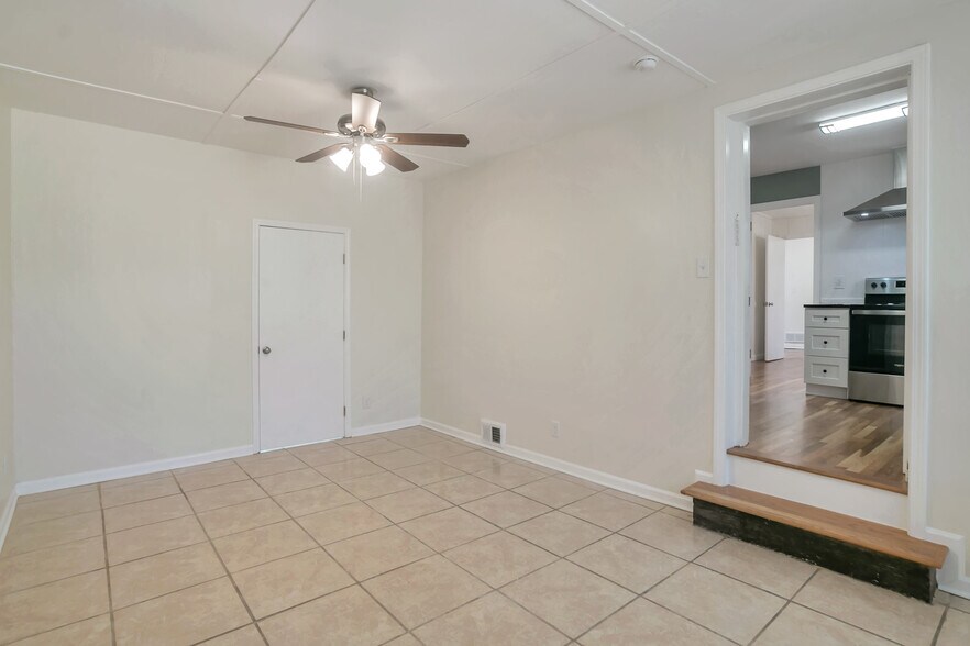 Building Photo - Room in House on Santa Monica Dr