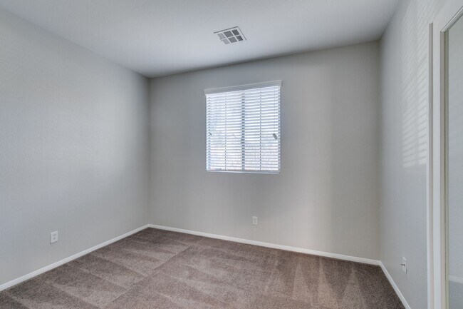 Building Photo - 3 bedroom + Den! Ready for immediate move ...