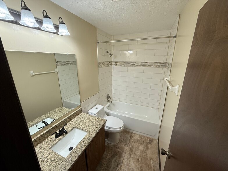 Full Bathroom - 5784 Pepperwood Ct