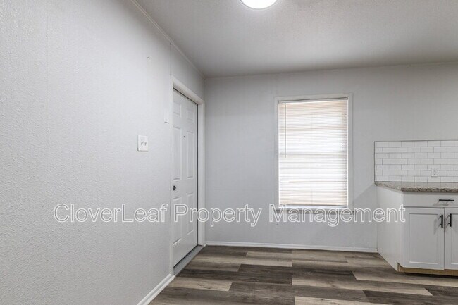 Building Photo - 832 W Merriweather St