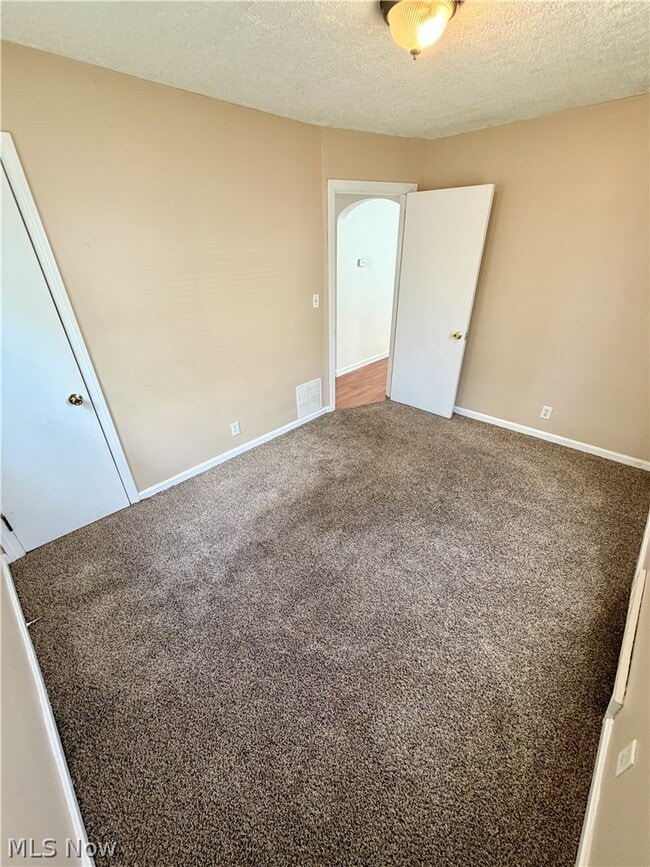 Building Photo - 26 Meadowbrook Ave