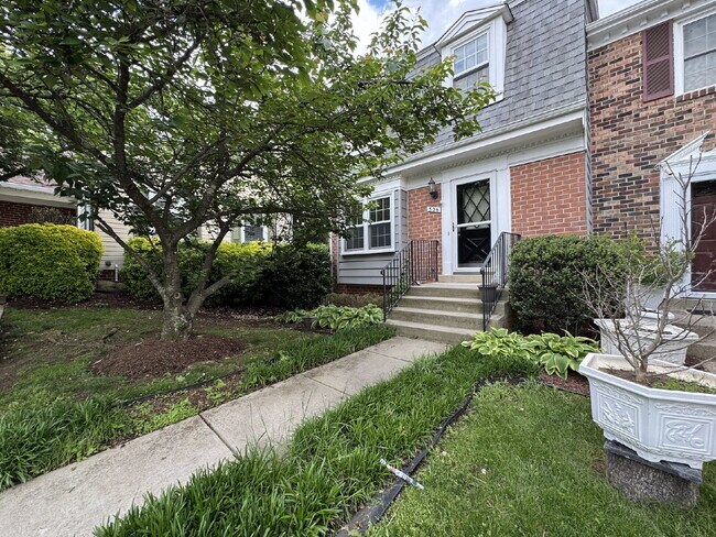 Primary Photo - Delightful End-Unit Townhome in Courts of ...
