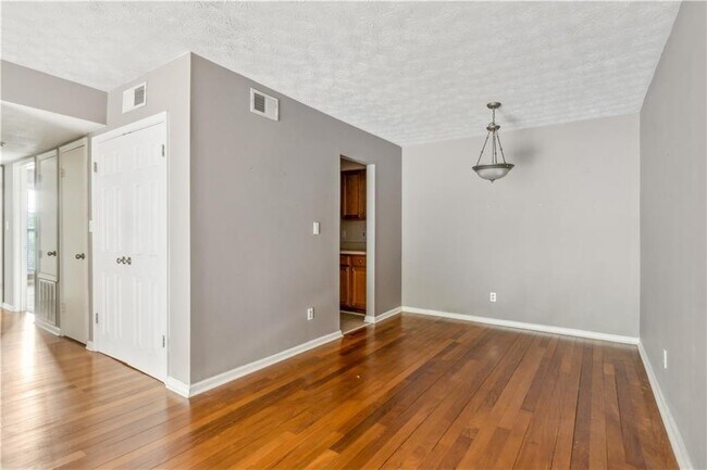 Building Photo - 3155 7 Pines Ct NW