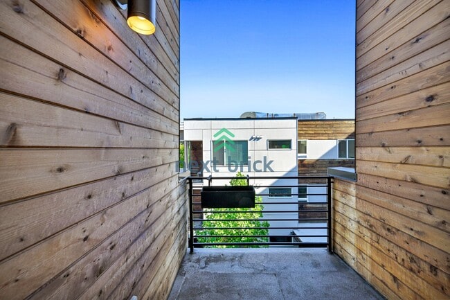 Building Photo - Stylish 2 Bed 2 bath Townhome for Rent