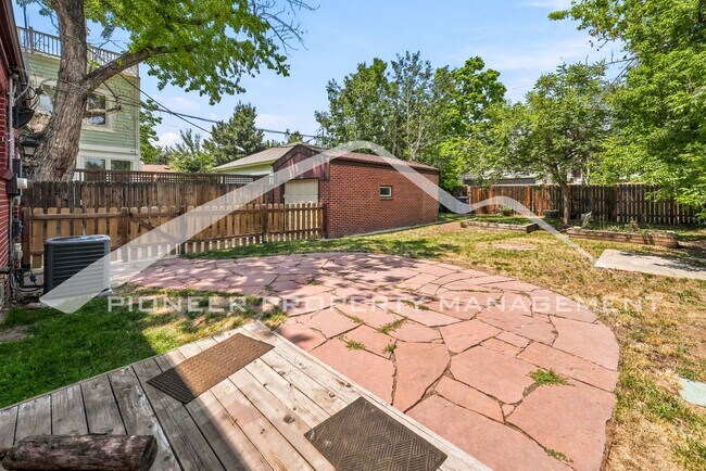 Building Photo - Stunning Home with Central AC and Fenced Yard