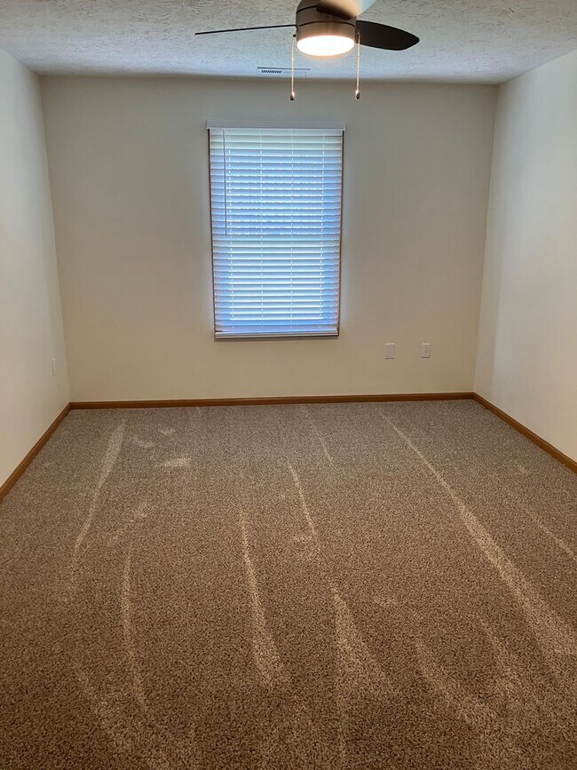 Building Photo - One bedroom apartment with attached one-car garage!