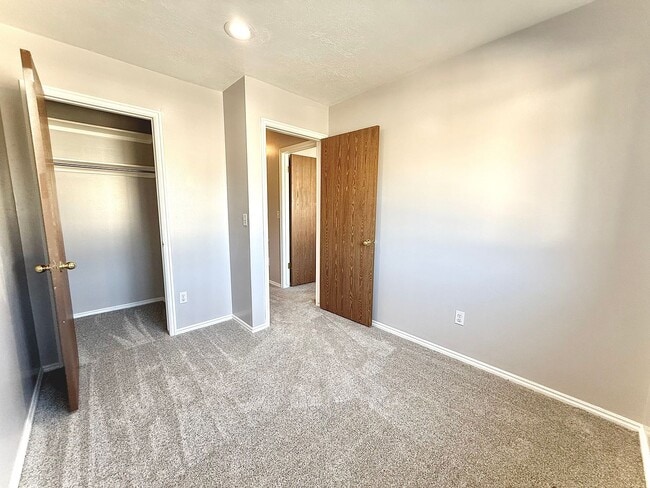 Building Photo - 3 Bedroom Townhome Available March 1