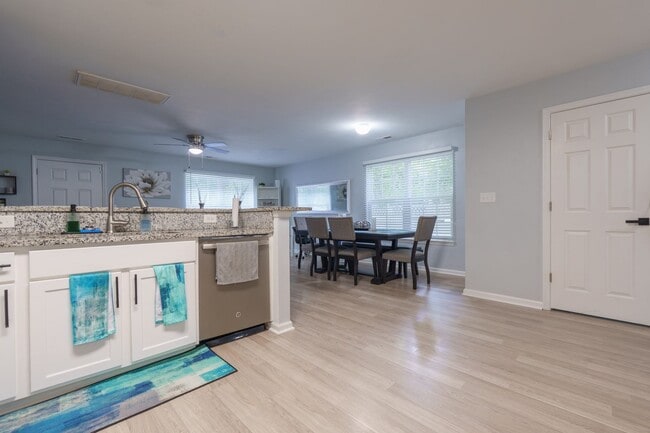 Building Photo - MOVE IN READY 3 Bedroom in the Heart of No...