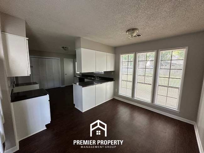 Building Photo - Beautiful 3BR/2BA Near Southwind | Soaring Vaulted Ceilings, Fireplace & Fenced Yard