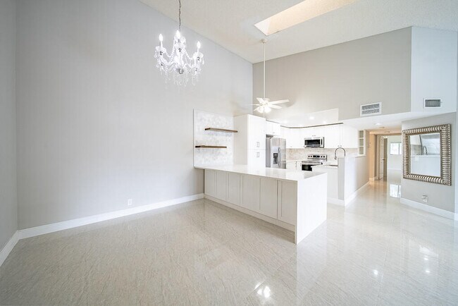 Building Photo - 13810 Oneida Dr
