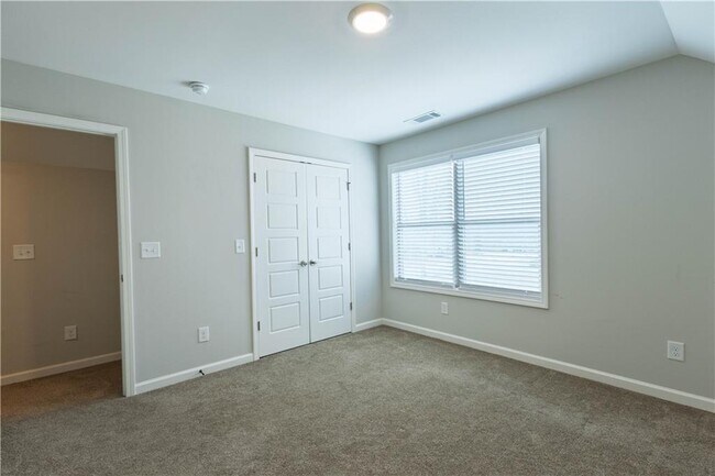 Building Photo - 214 Oakwood Dr