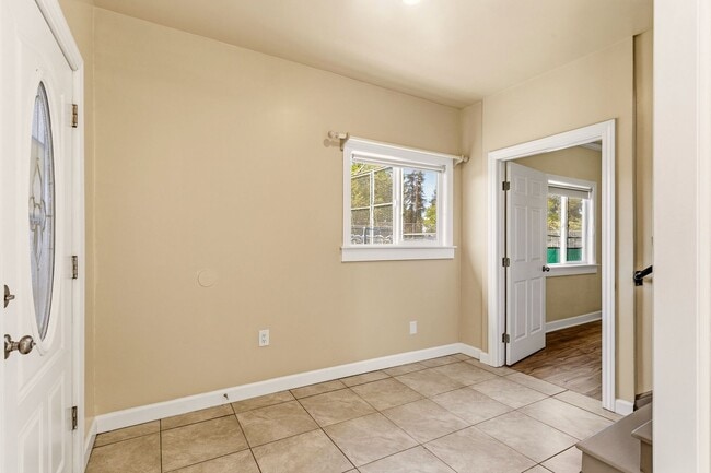 Building Photo - Newly Remodeled 4-Bedroom Oakland Duplex with Gated Parking
