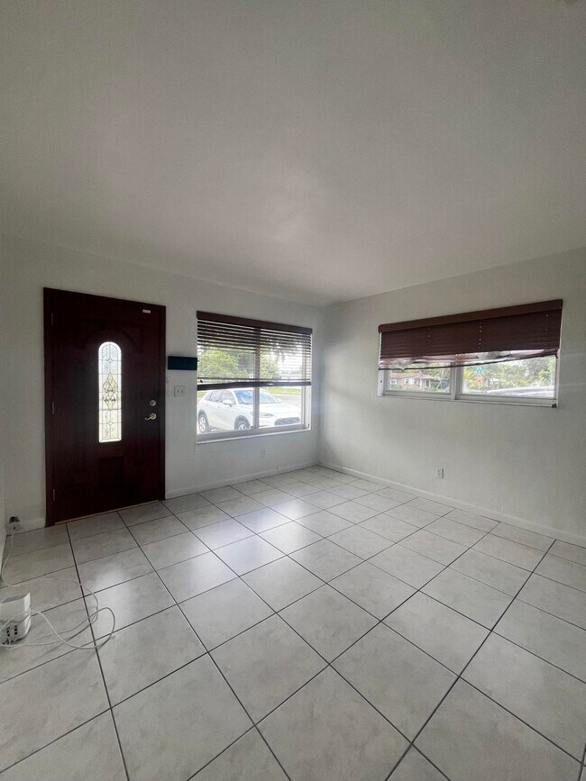 Building Photo - 3300 SW 32nd Ct