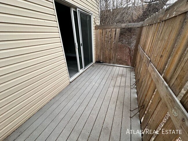 Building Photo - In Unit Washer/Dryer?! Private Patio?!