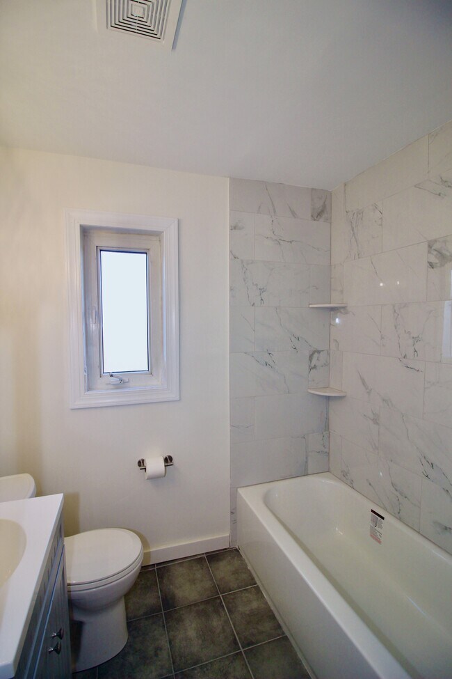 Building Photo - 3921 Oak St