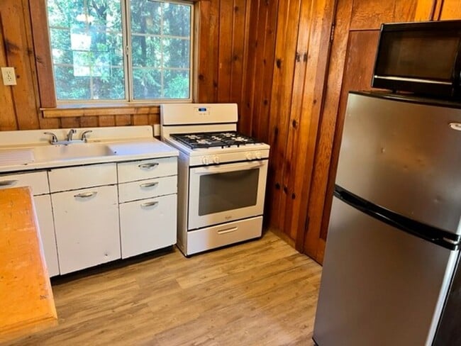 Building Photo - Charming Woodland Cabin Rental in Twain Harte
