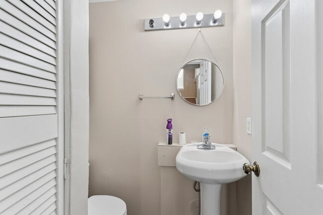 Building Photo - 21523 Franklin Cir