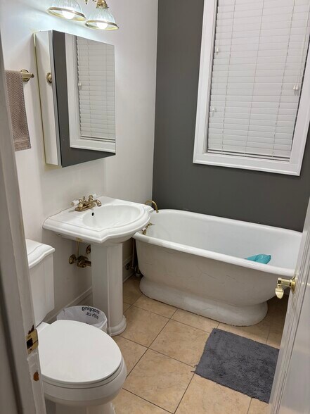 2nd Bathroom - 4215 N Francisco Ave