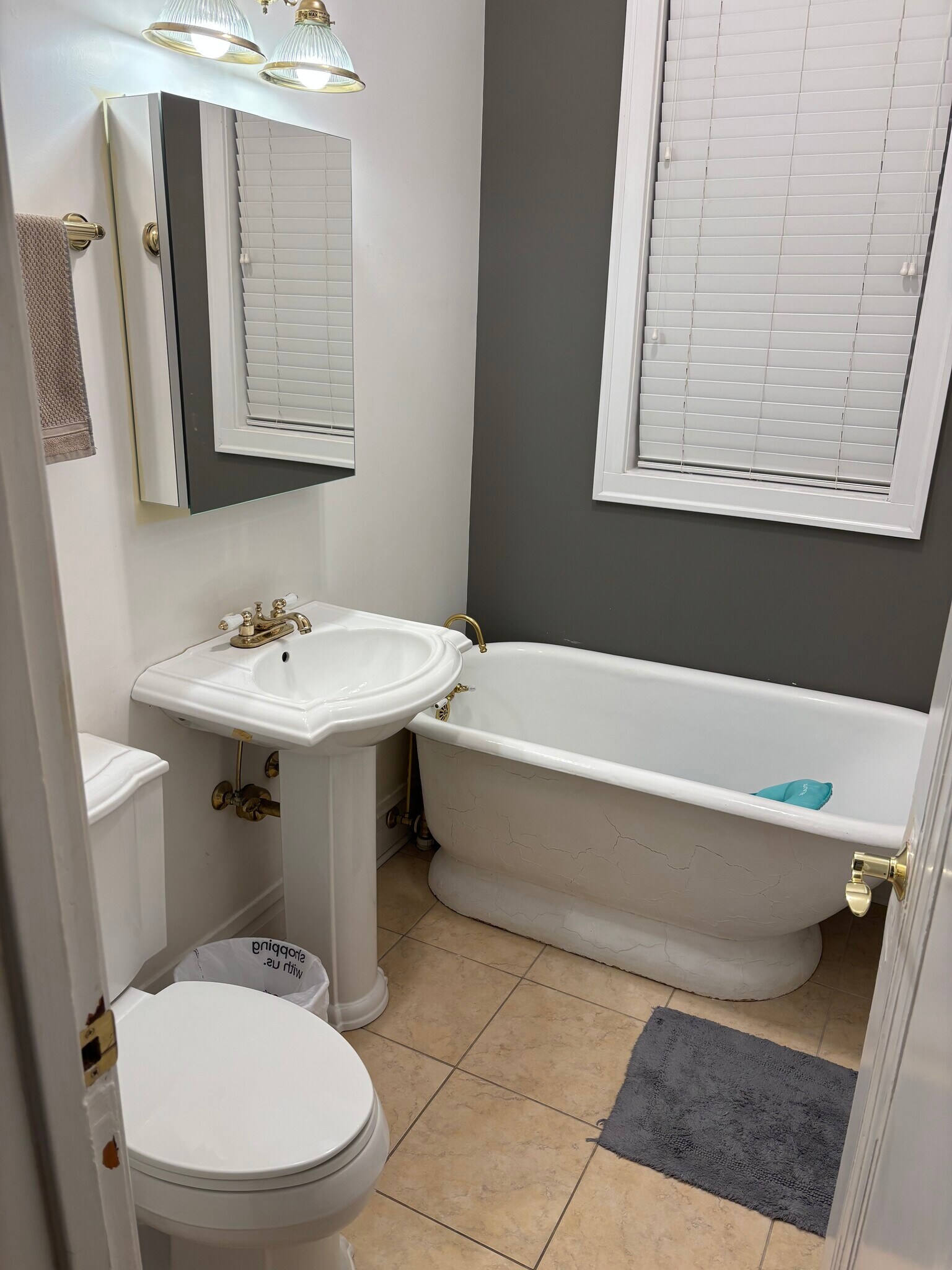 2nd Bathroom - 4215 N Francisco Ave