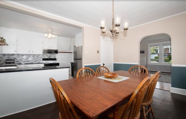 Building Photo - Spacious 3 Bedroom Duplex