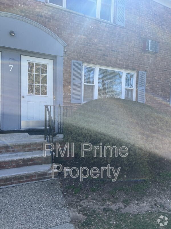 Building Photo - 7 Wedgewood Dr