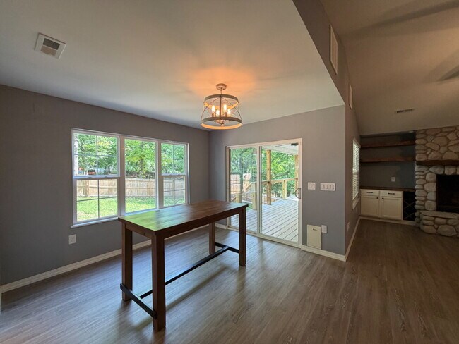 Building Photo - 1270 Skyview Dr