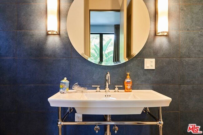 Building Photo - 1724 N Sierra Bonita Ave