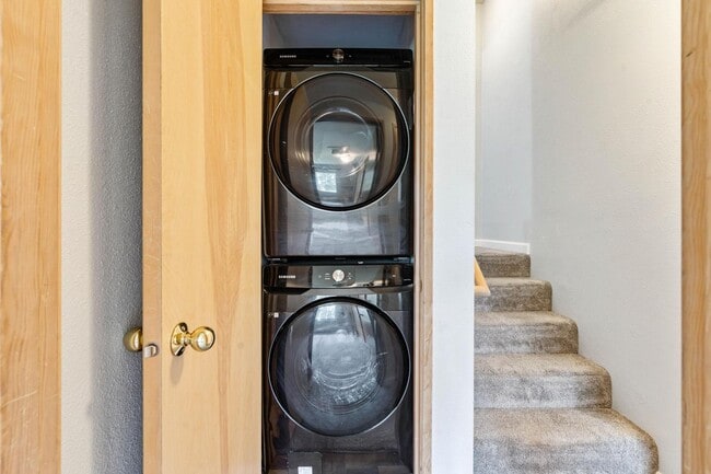 Building Photo - Beautiful, bright 2-bdrm/2.5-bath Lake Oswego condo. W/D, covered parking, pool, serene setting