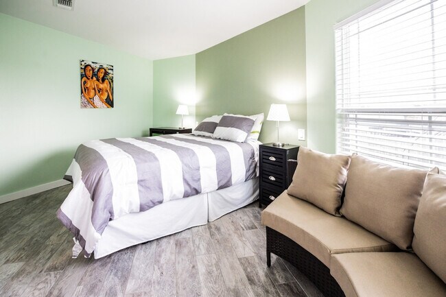 Building Photo - 1923 Eleventh Street-SI ID1023230P