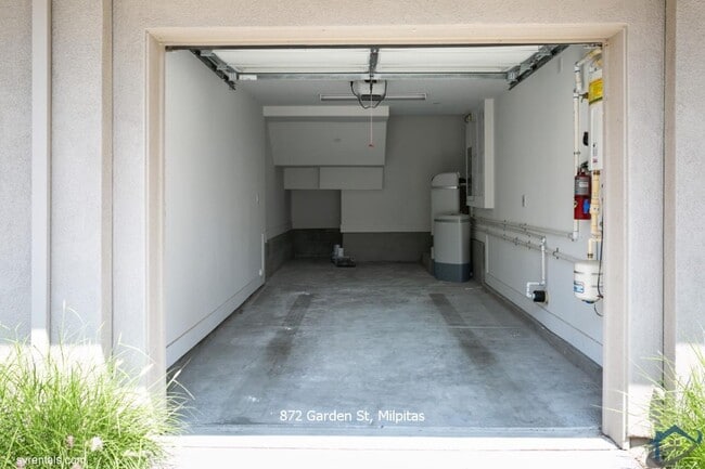 Building Photo - 872 Garden St