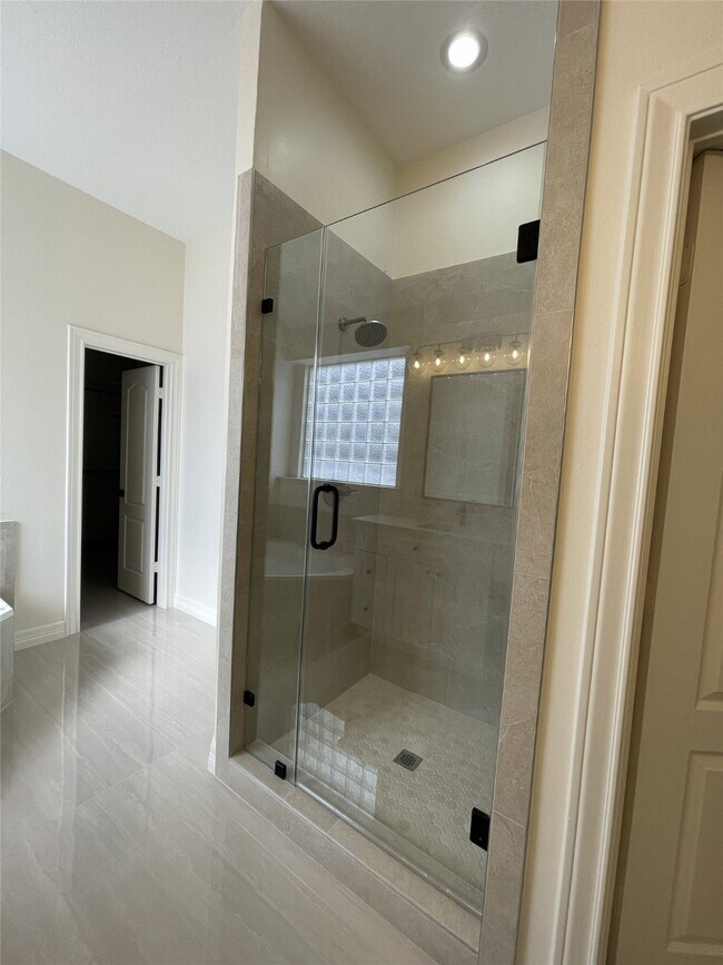 Building Photo - 5622 Lake Pl Dr