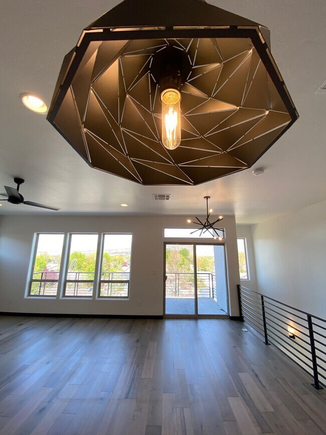 Building Photo - Close to Micron, 3 Bedroom 3 bath w/ a Million Dollar View!