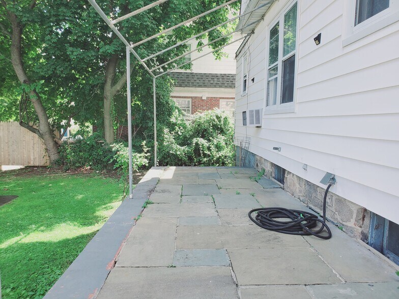 Building Photo - 181 Strawberry Hill Ave