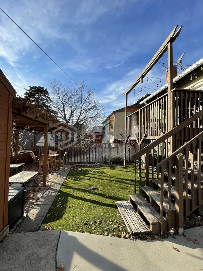 Building Photo - 322 E 6th Ave