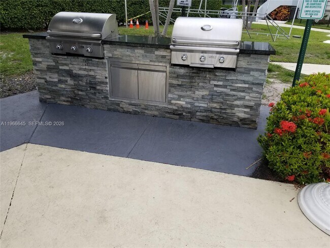 Building Photo - 3401 N Country Club Dr