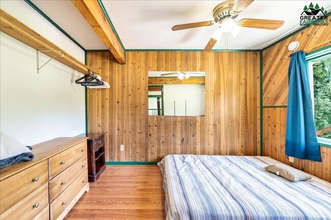 Building Photo - Century 21 Gold Rush - 2 bed, 1 bath (Fair...