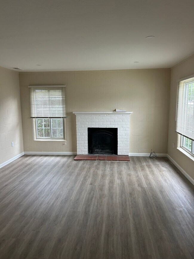 Building Photo - Adorable home in San Carlos with large yard