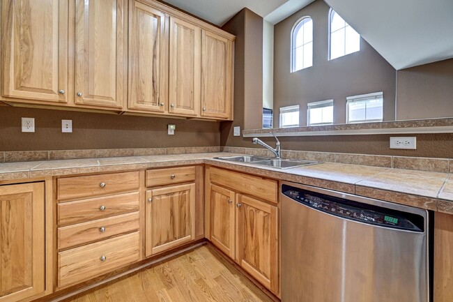 Building Photo - $2,675 - 2 Bed, 2 Bath Updated Condo in Hi...