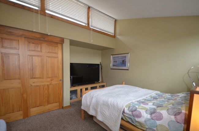 Building Photo - Flexible lease terms! Year available! Pets Negotiable!  Walk to town, community hot tub!