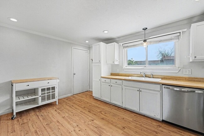 Building Photo - Exceptional and spacious three bedroom, two bath home in Thornton.