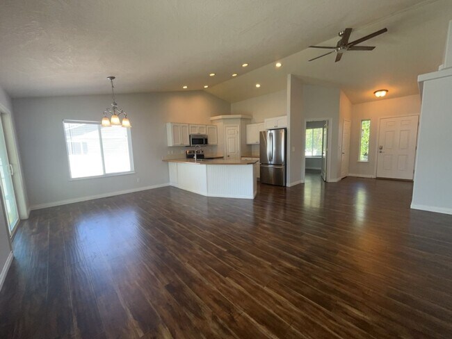 Building Photo - 1537 Foxglove Ave