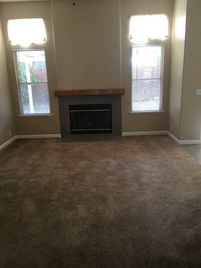 Building Photo - 4x2 Single Story in Great Location!