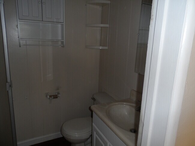 Building Photo - 3 Bedroom 1.5 Bathroom Home w/ Pool