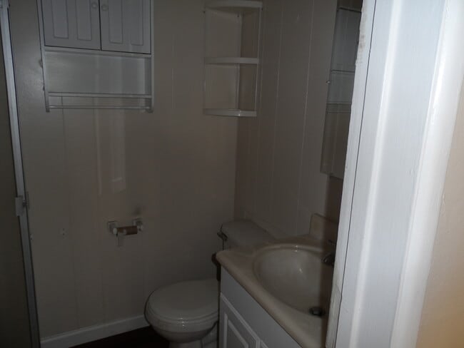 Building Photo - 3 Bedroom 2 Bathroom Home w/ Pool
