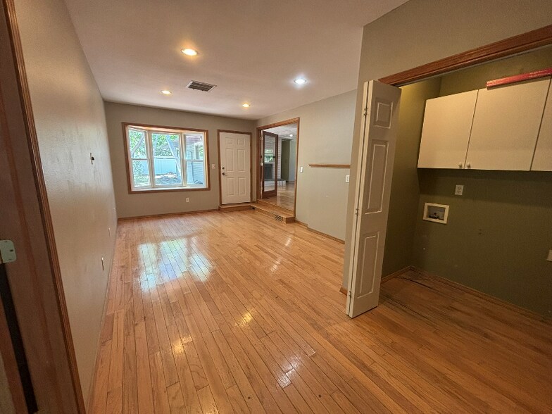 Building Photo - 240 Mesa Ave