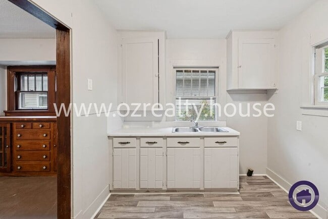 Building Photo - 1749 Berdan Ave