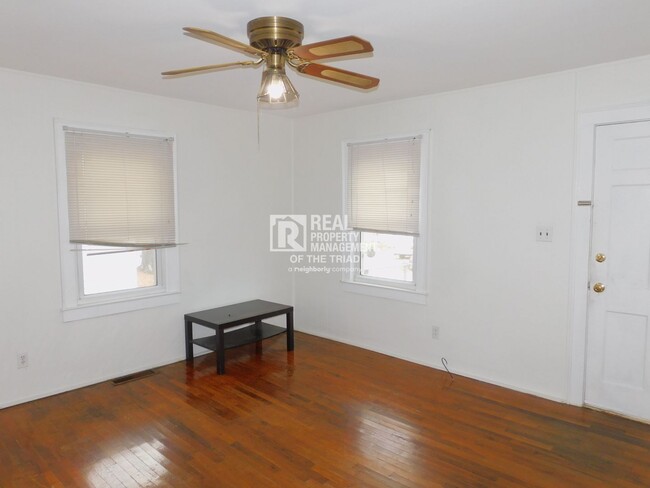 Building Photo - **MOVE IN SPECIAL** Quaint 2 Bed / 1 Bath ...